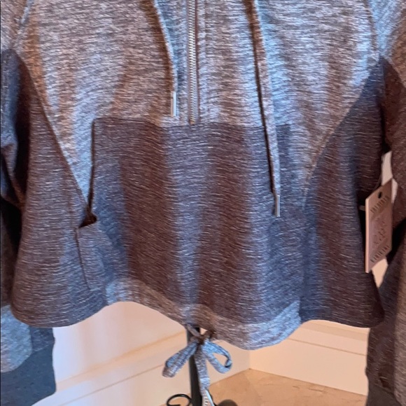 NWT GARAGE 2 TONE LIGHTWEIGHT CROP WITH HOOD - Picture 4 of 5